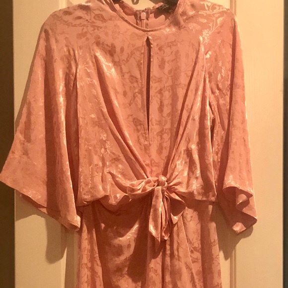 Dress, silk, key hole, tie in the front, high low. - Picture 5 of 7